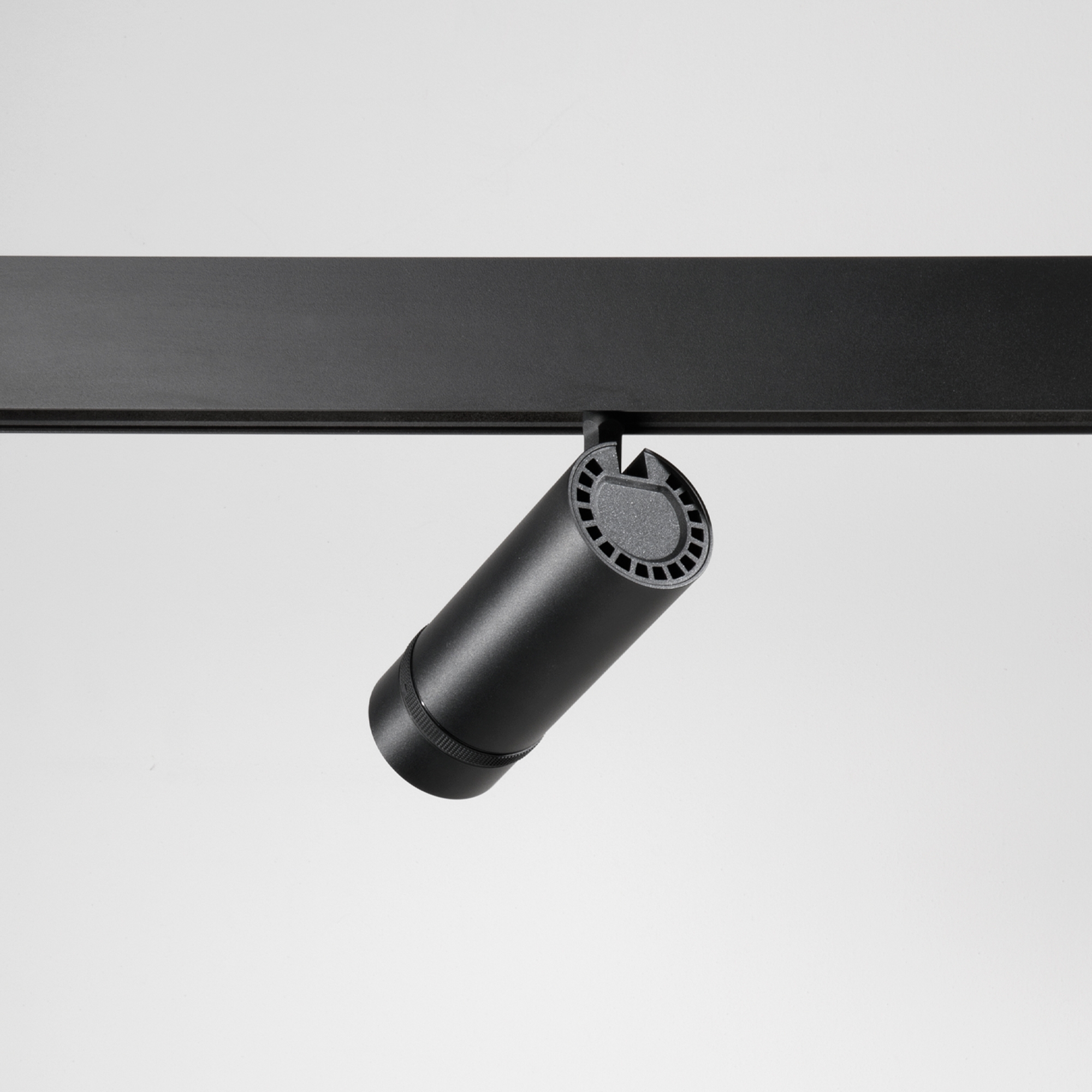 EGO TRACK 10W 20°-40€ ZOOM 3000K ON-OFF BK