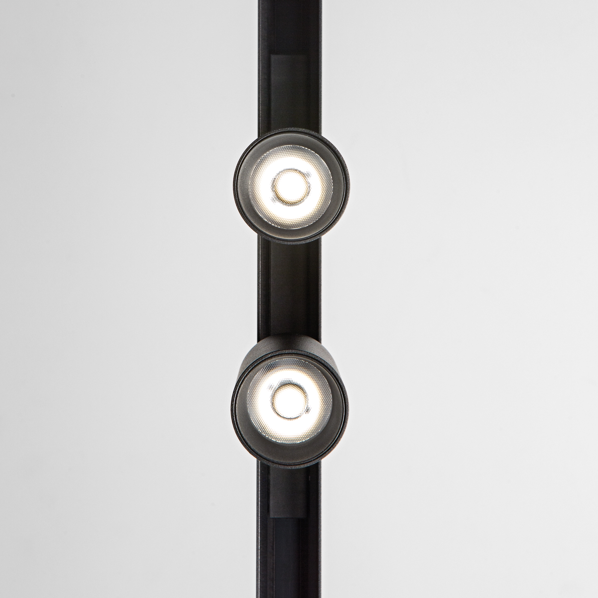 EGO TRACK DOUBLE 16W 2700K ON-OFF BK