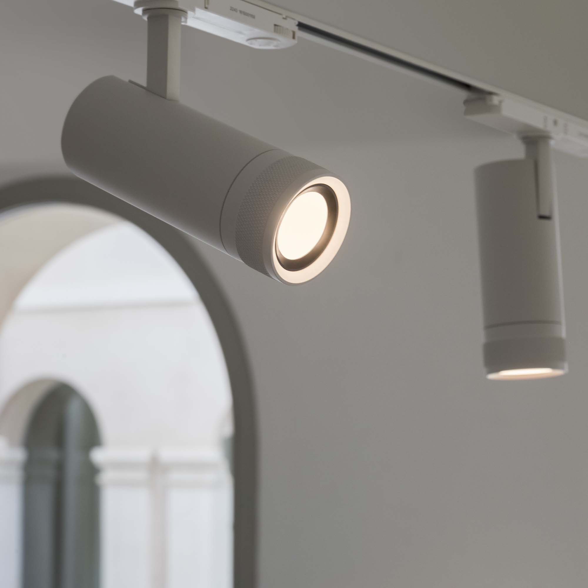 EOS TR 1-PHASE 15W 3000K ON-OFF BK